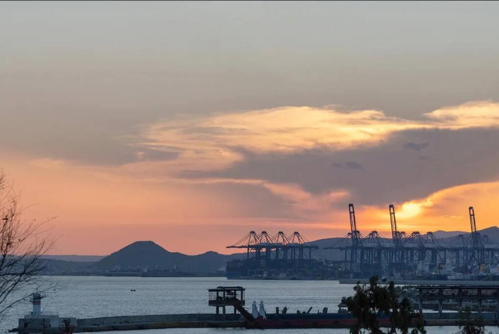 Sea View Garden Suites Piraeus Buitenkant foto